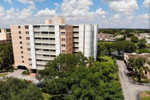 Condo in Lauderhill, Florida, 2 bedrooms  № 1031892 - photo 1