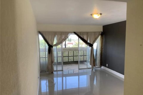 Condo in Lauderhill, Florida, 2 bedrooms  № 1031892 - photo 11