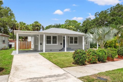 House in Saint Petersburg, Florida 4 bedrooms, 172.71 sq.m. № 1352300 - photo 2