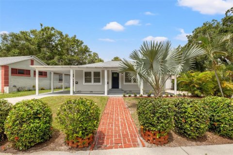 Villa ou maison à louer à Saint Petersburg, Floride: 4 chambres, 172.71 m2 № 1352300 - photo 1