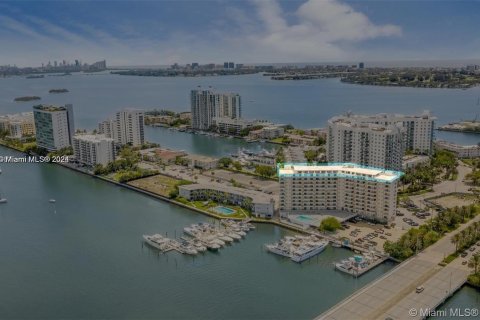 Condominio en venta en North Bay Village, Florida, 3 dormitorios № 1398017 - foto 1