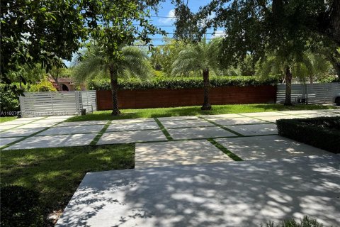 House in South Miami, Florida 4 bedrooms, 307.23 sq.m. № 1231012 - photo 2