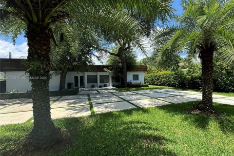 House in South Miami, Florida 4 bedrooms, 307.23 sq.m. № 1231012 - photo 1