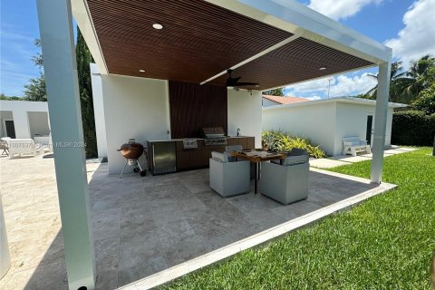 House in South Miami, Florida 4 bedrooms, 307.23 sq.m. № 1231012 - photo 16