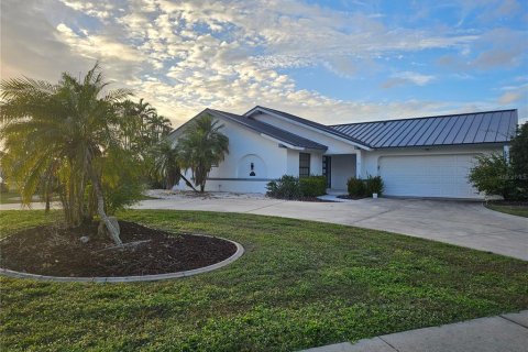 Villa ou maison à vendre à Punta Gorda, Floride: 3 chambres, 160.81 m2 № 1020805 - photo 2