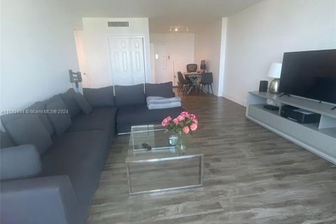 Condo in Miami Beach, Florida, 1 bedroom  № 1074158 - photo 1