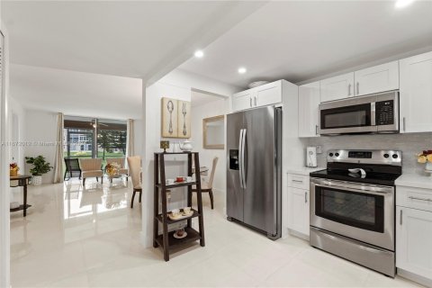 Condo in Sunrise, Florida, 2 bedrooms  № 1395273 - photo 5