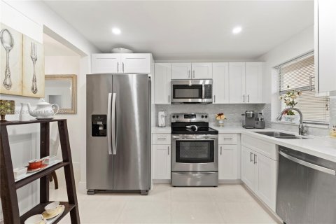 Condo in Sunrise, Florida, 2 bedrooms  № 1395273 - photo 2