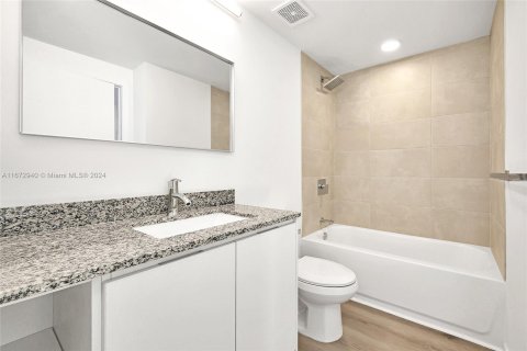 Condo in North Miami, Florida, 2 bedrooms  № 1395277 - photo 7