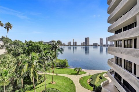 Condo in Aventura, Florida, 2 bedrooms  № 1329597 - photo 1