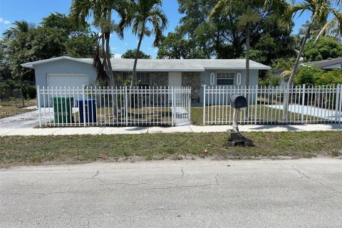 House in Miami, Florida 4 bedrooms, 143.72 sq.m. № 1208962 - photo 1