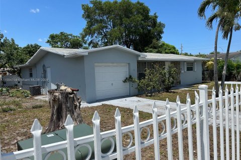 House in Miami, Florida 4 bedrooms, 143.72 sq.m. № 1208962 - photo 2