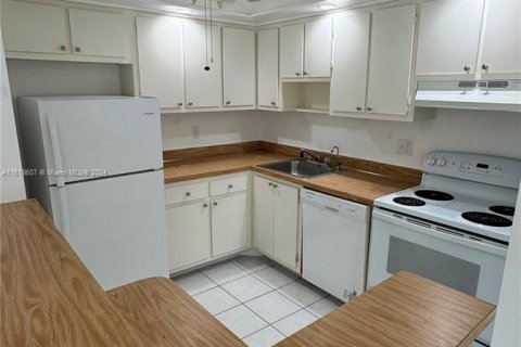 Купить кондоминиум в Тамарак, Флорида 2 спальни, 76.83м2, № 1240670 - фото 11