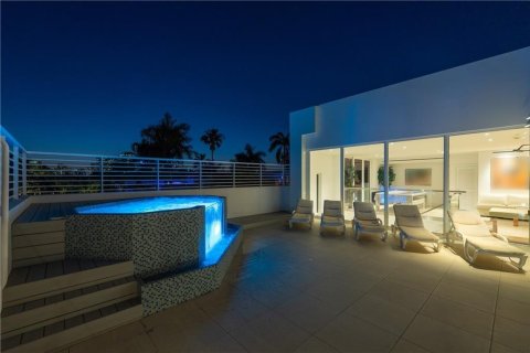 Casa en venta en Fort Lauderdale, Florida, 6 dormitorios, 723.52 m2 № 1026363 - foto 20