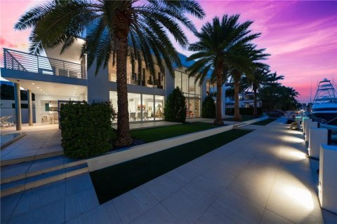 House in Fort Lauderdale, Florida 6 bedrooms, 723.52 sq.m. № 1026363 - photo 24