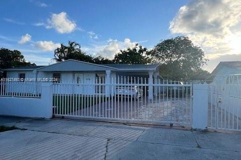 Casa en venta en Miami Gardens, Florida, 5 dormitorios, 118.73 m2 № 1282200 - foto 2