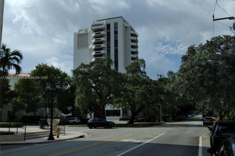 Condo in Coral Gables, Florida, 2 bedrooms  № 1167797 - photo 11