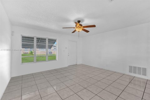 Casa en venta en Tamarac, Florida, 2 dormitorios, 100.52 m2 № 1029130 - foto 17
