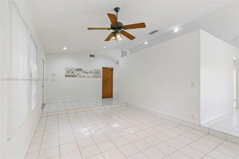 House in Coral Springs, Florida 4 bedrooms, 185.25 sq.m. № 1398409 - photo 10