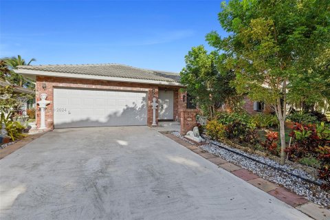 House in Coral Springs, Florida 4 bedrooms, 185.25 sq.m. № 1398409 - photo 2