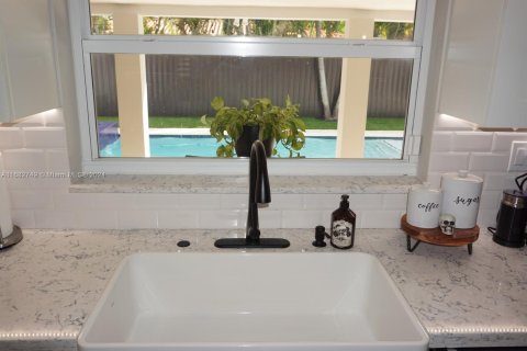 Casa en venta en Miami, Florida, 4 dormitorios, 212.56 m2 № 1417100 - foto 25