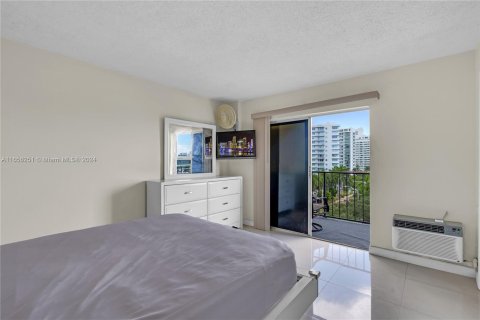 Condo in Miami Beach, Florida, 1 bedroom  № 1356996 - photo 8