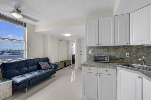 Condo in Miami Beach, Florida, 1 bedroom  № 1356996 - photo 3