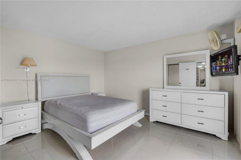 Condo in Miami Beach, Florida, 1 bedroom  № 1356996 - photo 9