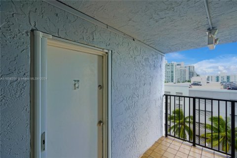 Condo in Miami Beach, Florida, 1 bedroom  № 1356996 - photo 11