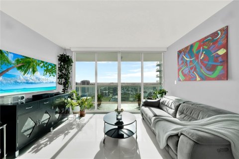 Condo in Miami, Florida, 2 bedrooms  № 1356997 - photo 1