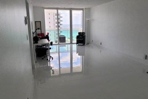 Condo in Hollywood, Florida, 1 bedroom  № 1207790 - photo 4