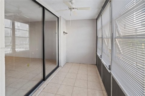 Condo in Lauderdale Lakes, Florida, 1 bedroom  № 1240972 - photo 8