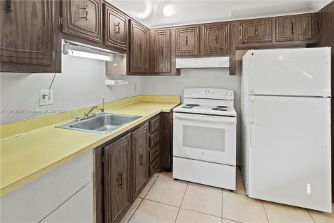 Condo in Lauderdale Lakes, Florida, 1 bedroom  № 1240972 - photo 6