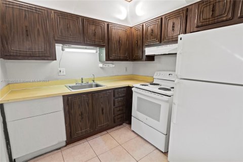 Condo in Lauderdale Lakes, Florida, 1 bedroom  № 1240972 - photo 7