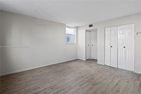 Condo in Lauderdale Lakes, Florida, 1 bedroom  № 1240972 - photo 4