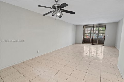 Condo in Lauderdale Lakes, Florida, 1 bedroom  № 1240972 - photo 2