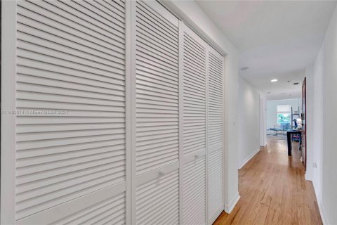 Condo in Miami Beach, Florida, 2 bedrooms  № 1209928 - photo 12