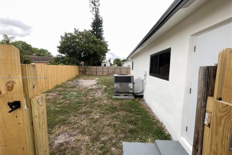 House in North Lauderdale, Florida 3 bedrooms, 143.26 sq.m. № 1209929 - photo 26