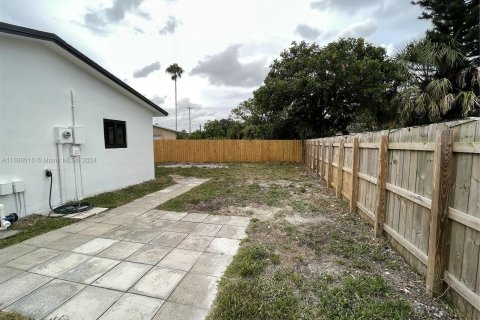 House in North Lauderdale, Florida 3 bedrooms, 143.26 sq.m. № 1209929 - photo 24