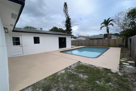 House in North Lauderdale, Florida 3 bedrooms, 143.26 sq.m. № 1209929 - photo 23