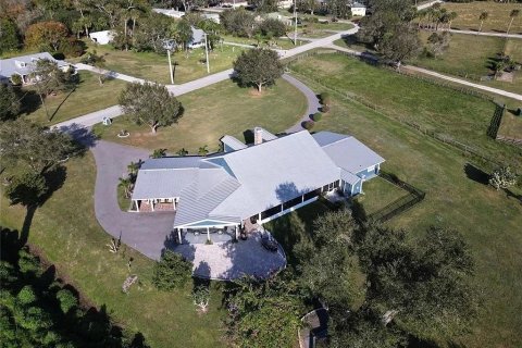House in Okeechobee, Florida 5 bedrooms, 429.21 sq.m. № 1036143 - photo 1