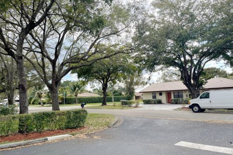 Immobilier commercial à vendre à Coral Springs, Floride: 363.71 m2 № 1036144 - photo 1