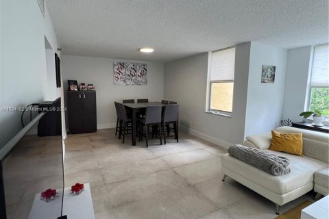 Condo in North Miami Beach, Florida, 3 bedrooms  № 1294605 - photo 2