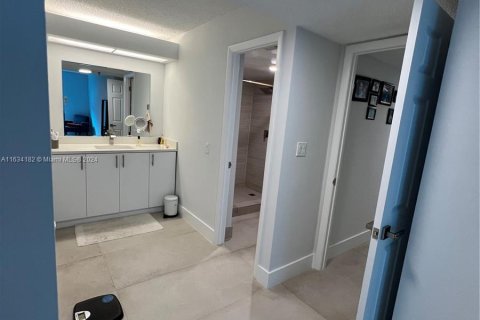 Condo in North Miami Beach, Florida, 3 bedrooms  № 1294605 - photo 11