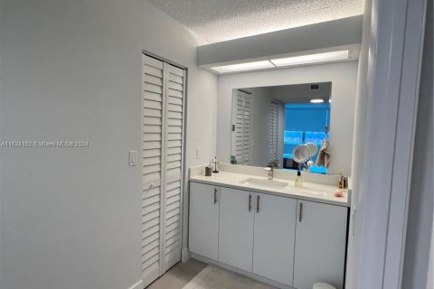 Condo in North Miami Beach, Florida, 3 bedrooms  № 1294605 - photo 13