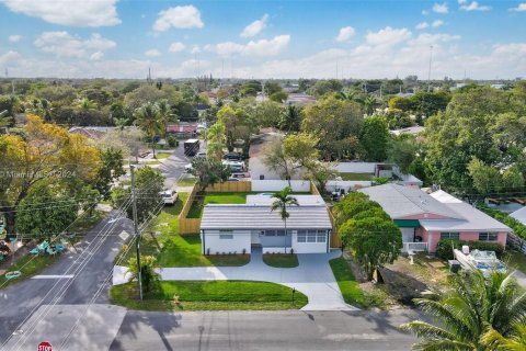 Villa ou maison à vendre à Hallandale Beach, Floride: 3 chambres, 102.01 m2 № 1080350 - photo 2