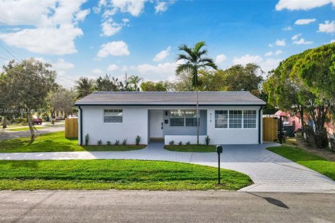 Villa ou maison à vendre à Hallandale Beach, Floride: 3 chambres, 102.01 m2 № 1080350 - photo 1