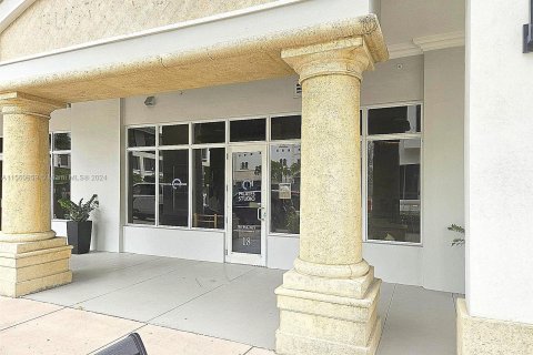 Купить коммерческую недвижимость в Корал-Гейблс, Флорида № 1098315 - фото 1