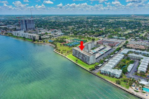 Condo in Lake Park, Florida, 2 bedrooms  № 1171155 - photo 7