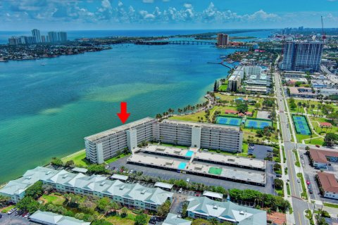 Condominio en venta en Lake Park, Florida, 2 dormitorios, 133.78 m2 № 1171155 - foto 4